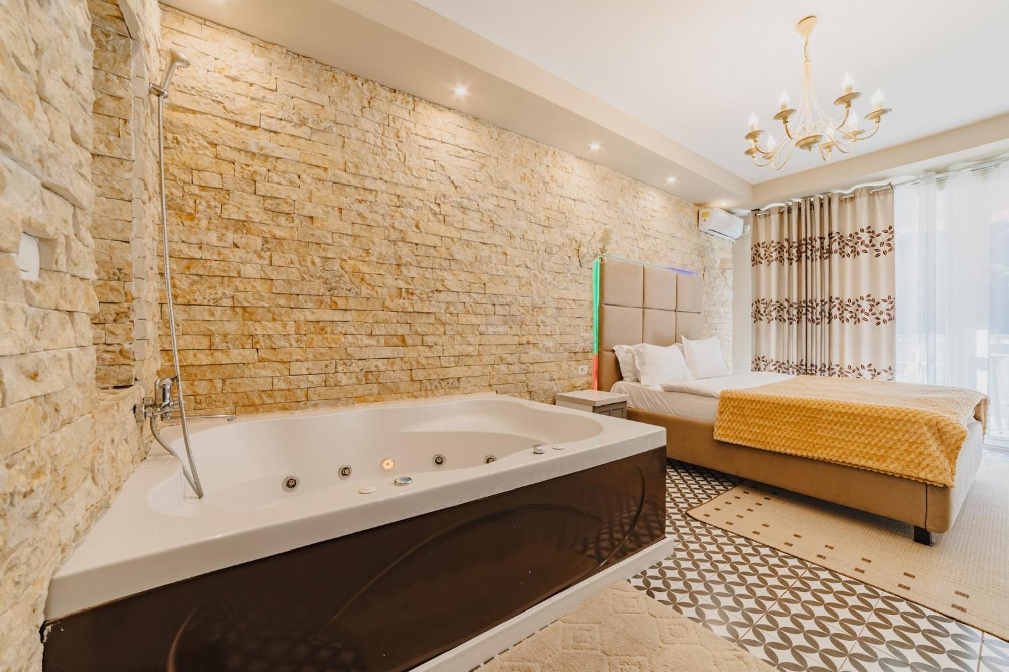 Romantic Jacuzzi Belleview Studio Sinaia Luaran gambar